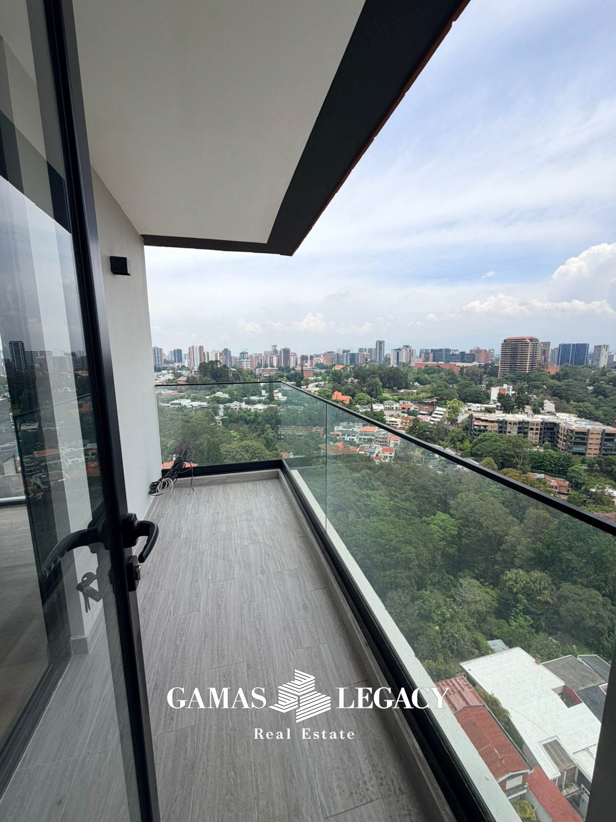 Apartamento en renta Edificio Tomus, Zona 15